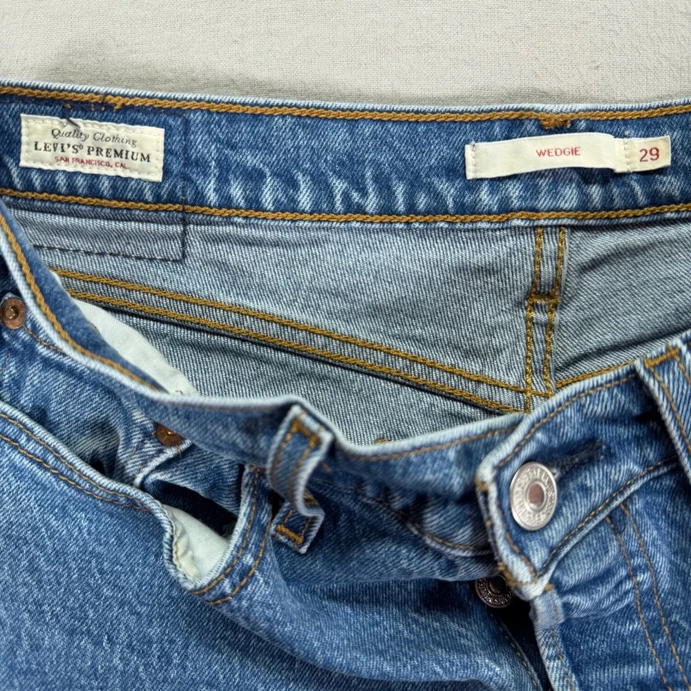 Levis Premium Wedgie Straight Distressed‎ Jeans Blue Medium Wash 29